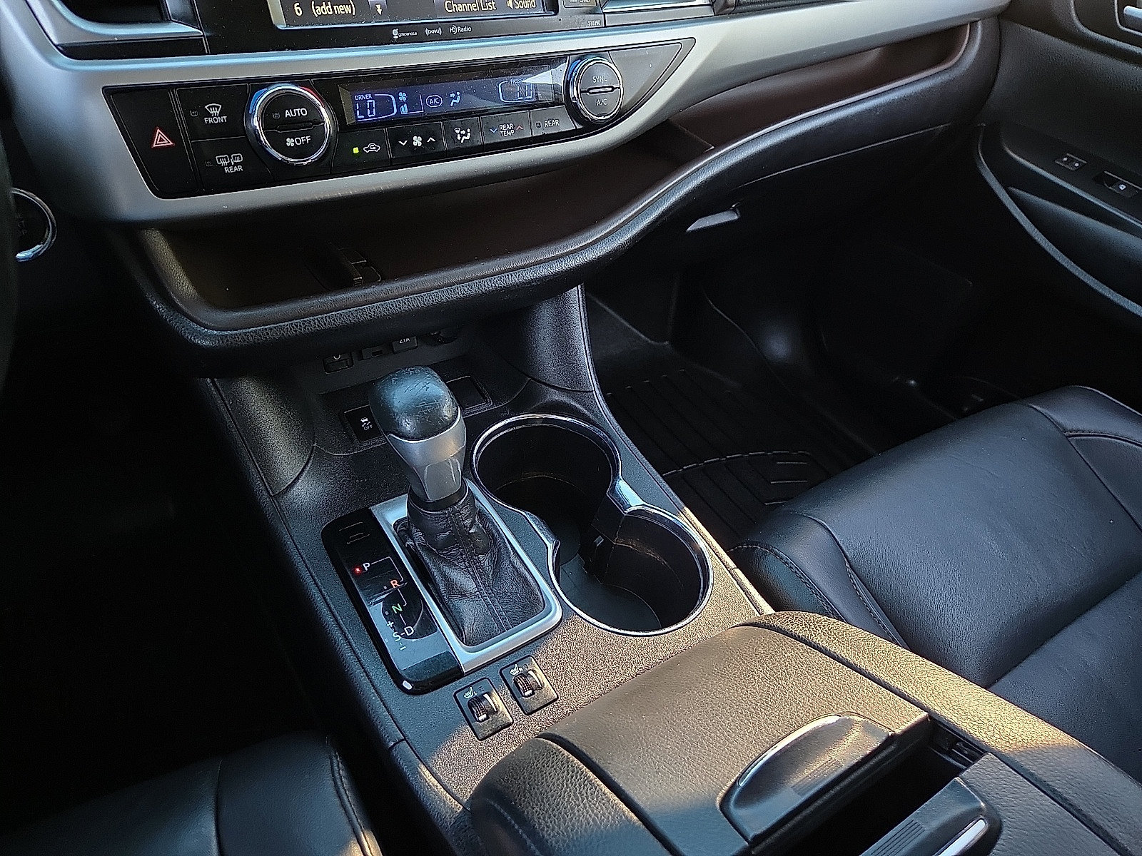 Used 2019 Toyota Highlander XLE FWD image 25