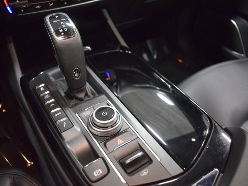 Used 2021 Maserati Levante image 21