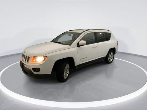 Used 2016 Jeep Compass Latitude AWD/4WD image 2