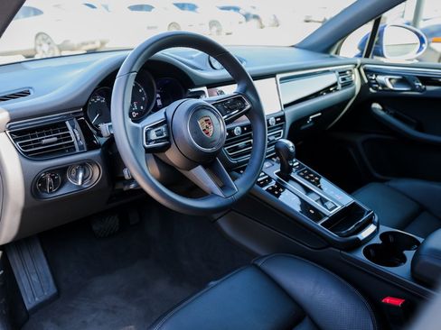 Certified 2025 Porsche Macan image 4