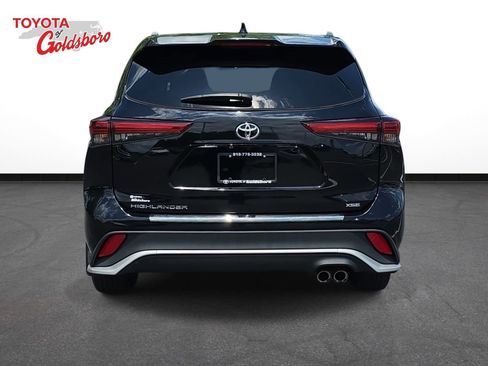 Used 2023 Toyota Highlander XSE FWD image 6