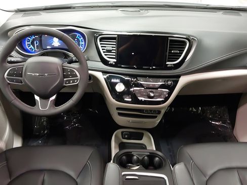 Used 2024 Chrysler Pacifica Select image 26