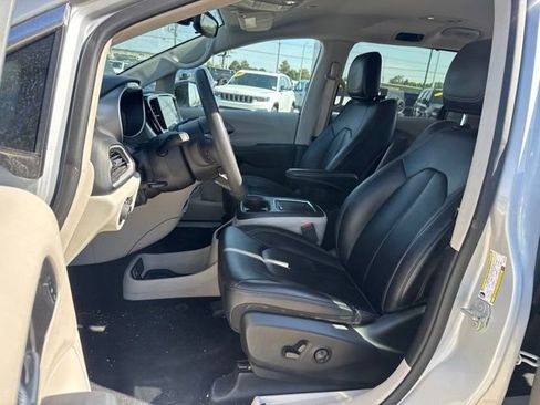 Used 2024 Chrysler Pacifica Touring-L FWD image 8