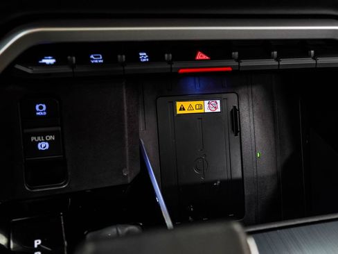 Used 2024 Toyota Sequoia Platinum AWD/4WD image 27