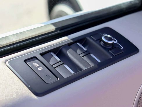 Used 2018 Land Rover Discovery SE image 15