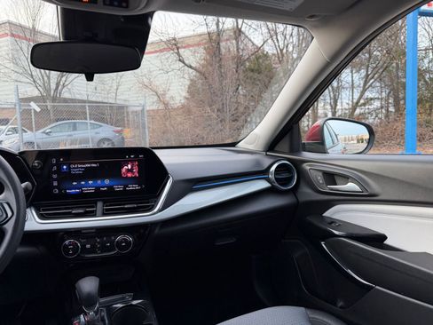 Used 2025 Chevrolet Trax LT image 33