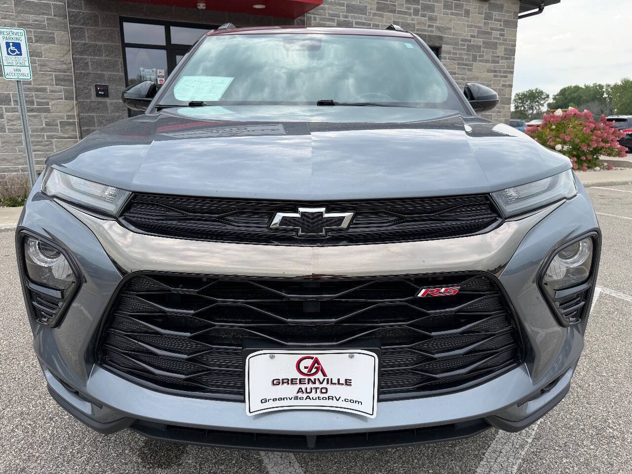 Used 2022 Chevrolet TrailBlazer RS w/ Sun and Liftgate Package FWD image 2