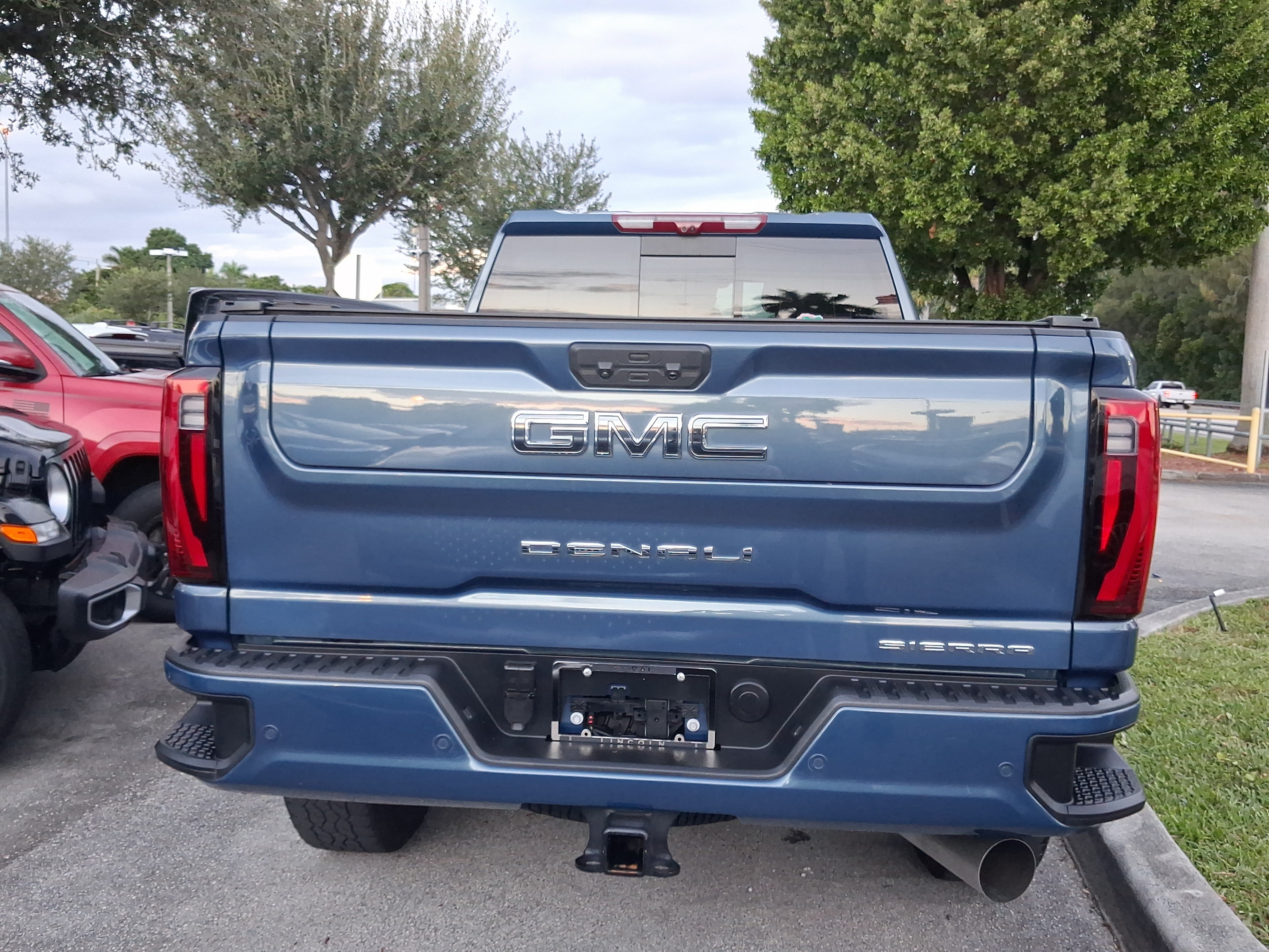 Used 2025 GMC Sierra 2500 Denali Ultimate AWD/4WD image 3
