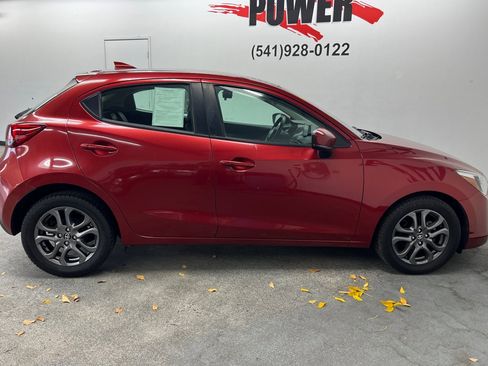 Used 2020 Toyota Yaris XLE image 2