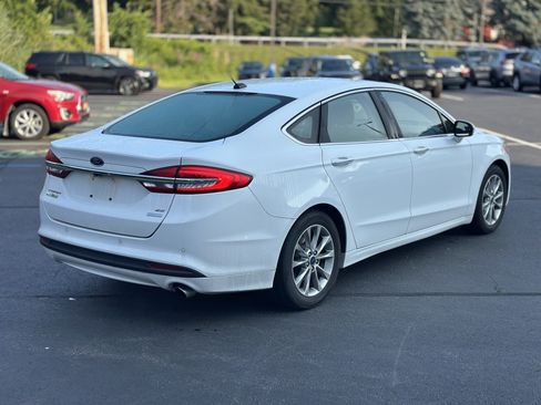 Used 2017 Ford Fusion SE w/ Fusion SE Technology Package FWD image 5