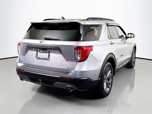 Used 2022 Ford Explorer XLT w/ Equipment Group 202A image 7