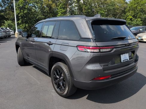 Used 2025 Jeep Grand Cherokee Altitude AWD/4WD image 3
