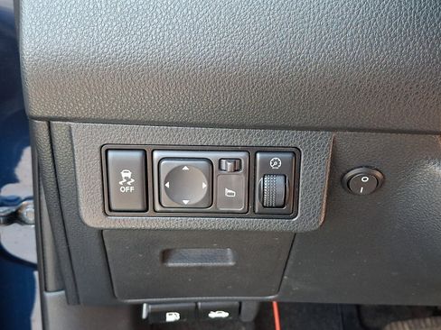 Used 2012 Nissan Versa Hatchback FWD image 22