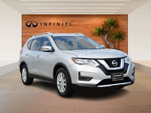 Used 2017 Nissan Rogue SV image 3