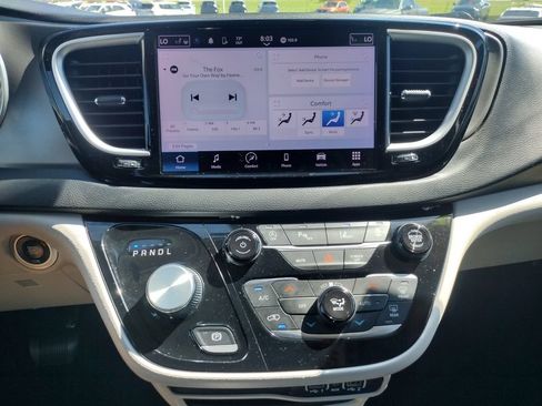 Used 2023 Chrysler Pacifica Touring-L FWD image 3