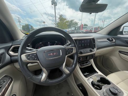 Used 2020 GMC Acadia Denali w/ Technology Package FWD image 9