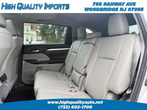 Used 2018 Toyota Highlander XLE AWD/4WD image 17