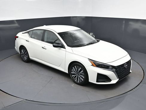 Used 2025 Nissan Altima 2.5 SV FWD image 1