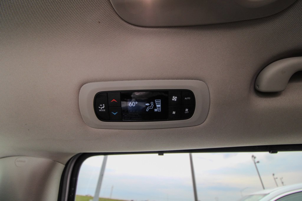 Used 2024 Chrysler Pacifica Touring-L FWD image 11