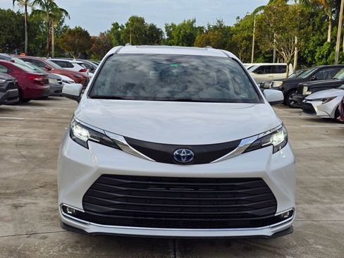 Used 2023 Toyota Sienna XLE FWD image 2