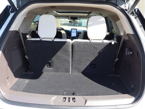 Used 2023 Ford Explorer Platinum w/ Technology Package AWD/4WD image 11