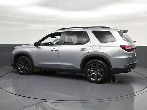 Used 2025 Honda Pilot Sport image 8
