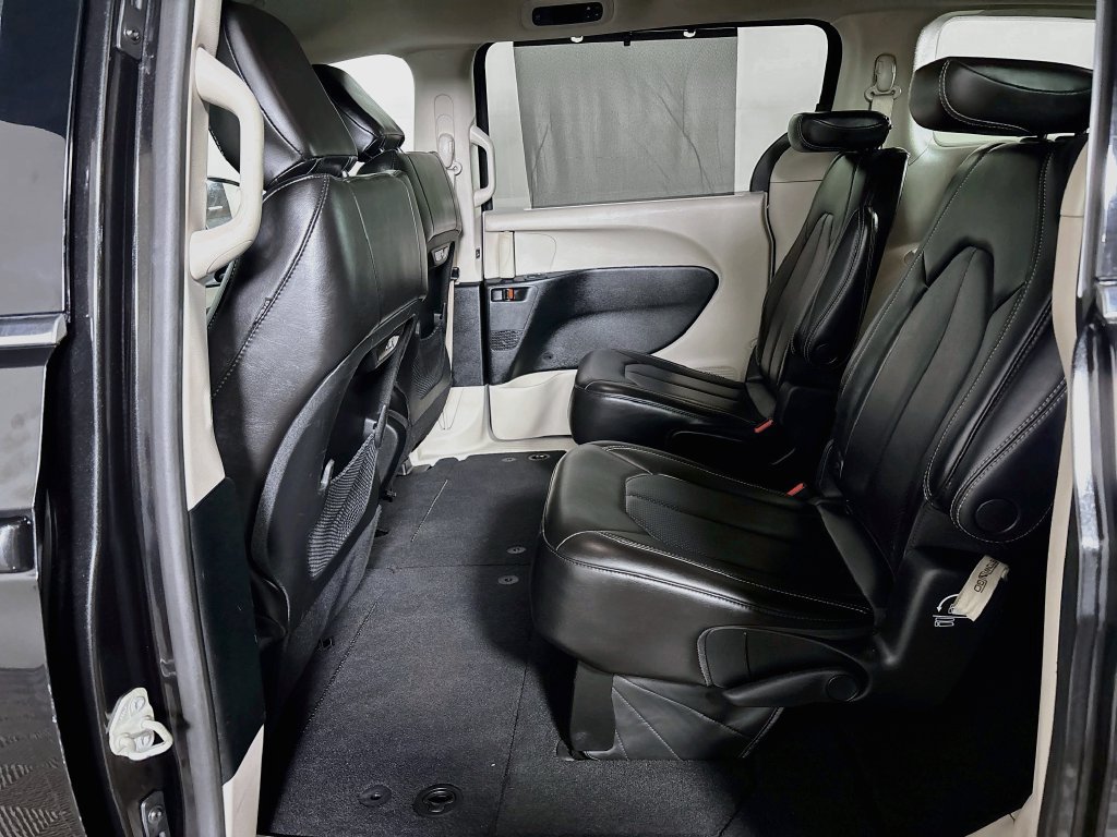 Used 2023 Chrysler Pacifica Touring-L FWD image 18