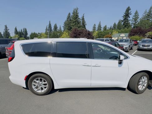 Used 2023 Chrysler Voyager LX image 4