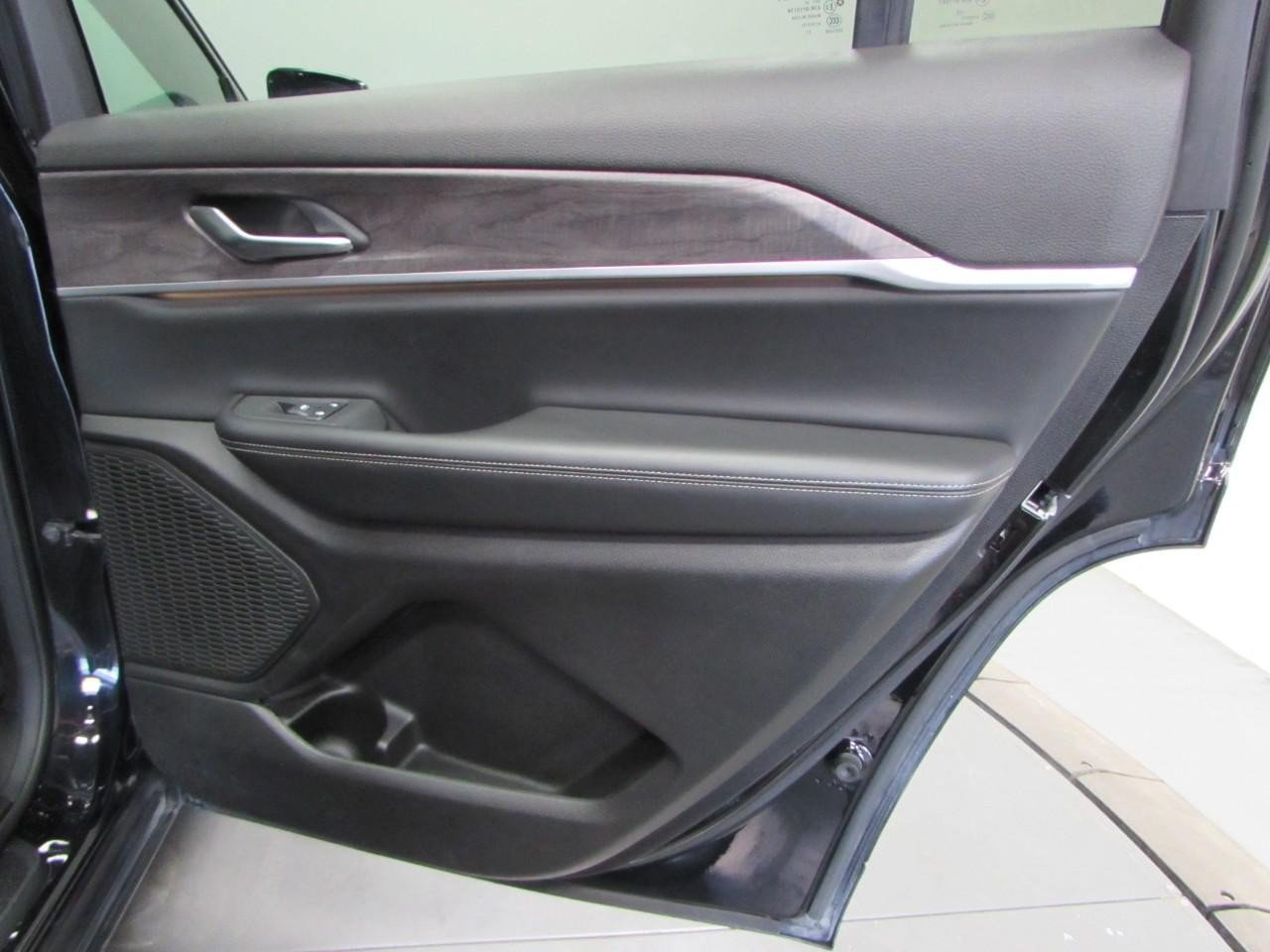 Used 2023 Jeep Grand Cherokee L Limited AWD/4WD image 19