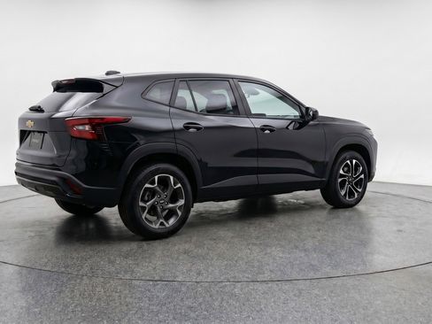 Used 2025 Chevrolet Trax LT w/ LT Convenience Package FWD image 9