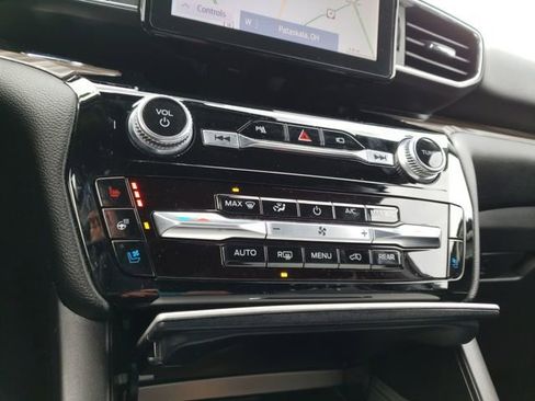 Used 2022 Ford Explorer Limited w/ Equipment Group 301A image 27