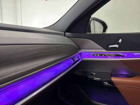 Used 2024 BMW i7 xDrive60 w/ Premium Package image 36