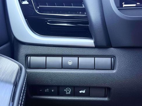 Used 2025 Nissan Rogue SL FWD image 21