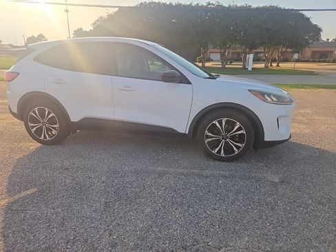 Used 2021 Ford Escape SE w/ SE Sport Appearance Package FWD image 16