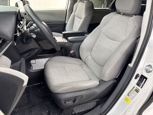 Used 2024 Toyota Sienna LE FWD image 25