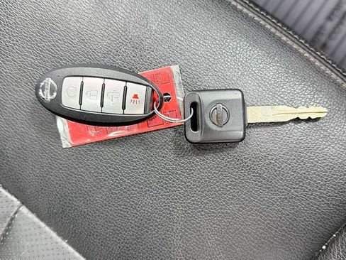 Used 2020 Nissan Titan SL w/ Moonroof Package AWD/4WD image 32