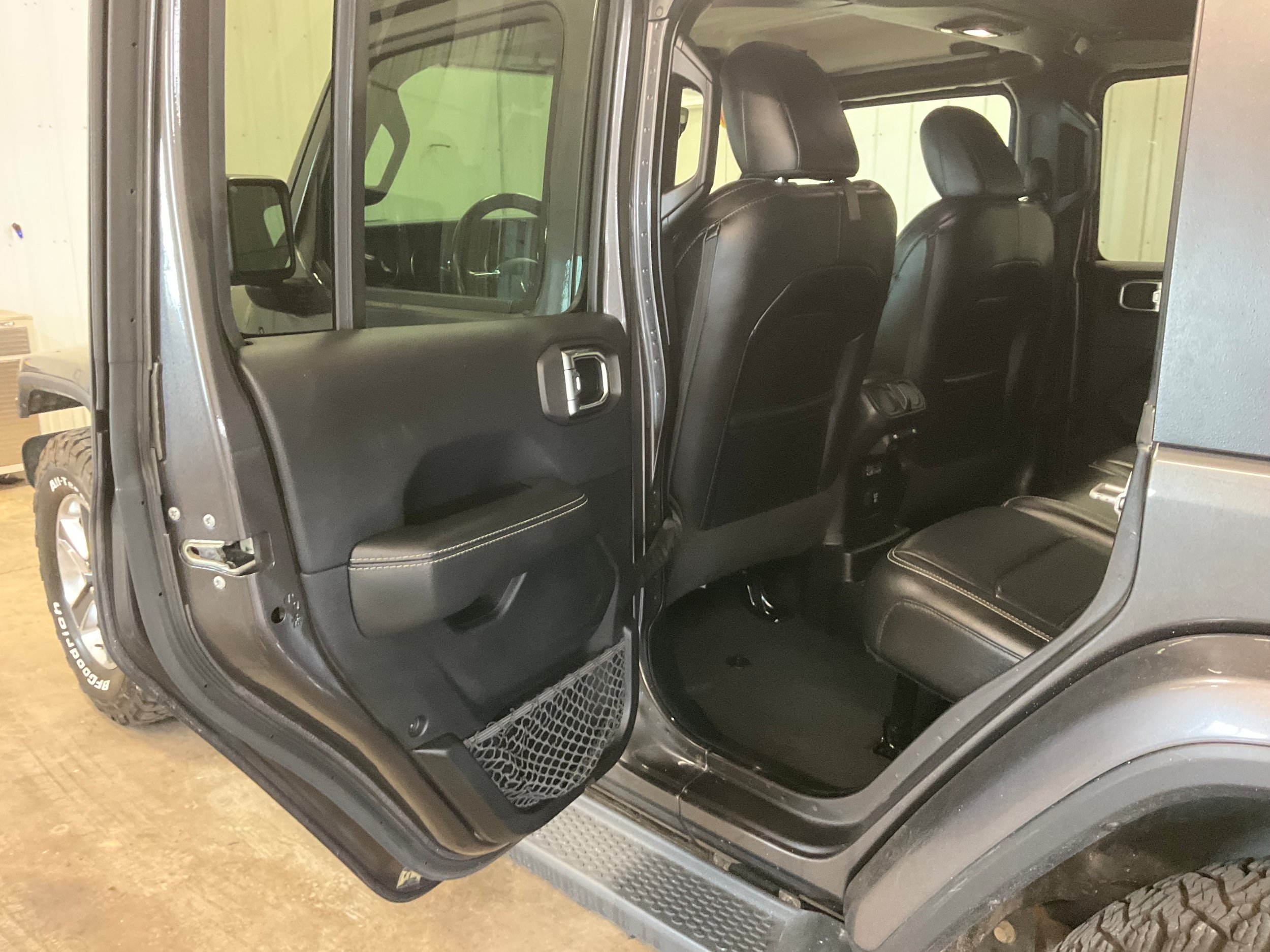 Used 2018 Jeep Wrangler Unlimited Sahara AWD/4WD image 18