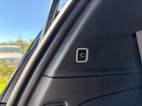 Used 2025 Chrysler Pacifica Limited FWD image 18
