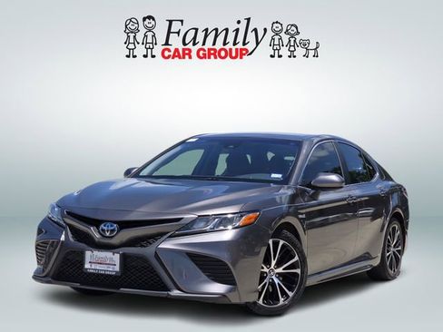 Used 2018 Toyota Camry SE FWD image 1