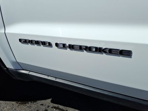 Used 2021 Jeep Grand Cherokee Limited AWD/4WD image 2