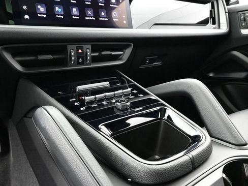 Certified 2025 Porsche Cayenne AWD/4WD image 11
