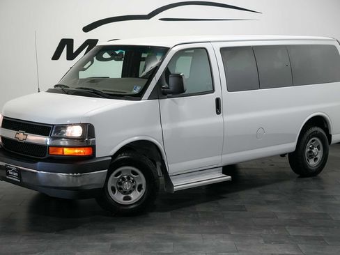 Used 2017 Chevrolet Express 3500 LT w/ LT Preferred Equipment Group RWD image 8