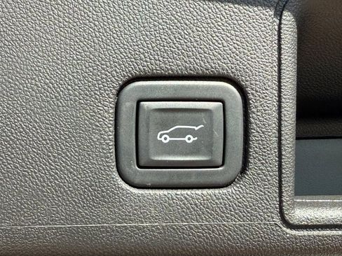 Used 2023 GMC Terrain SLE w/ Driver Convenience Package image 19