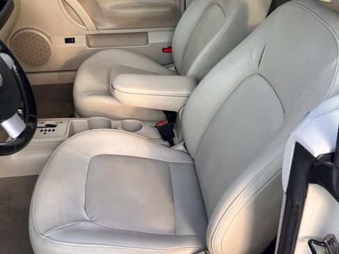 Used 2010 Volkswagen Beetle Convertible image 14