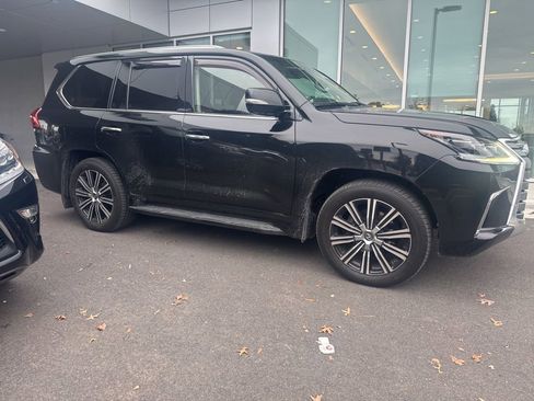 Used 2018 Lexus LX 570 4WD w/ Luxury Package image 2