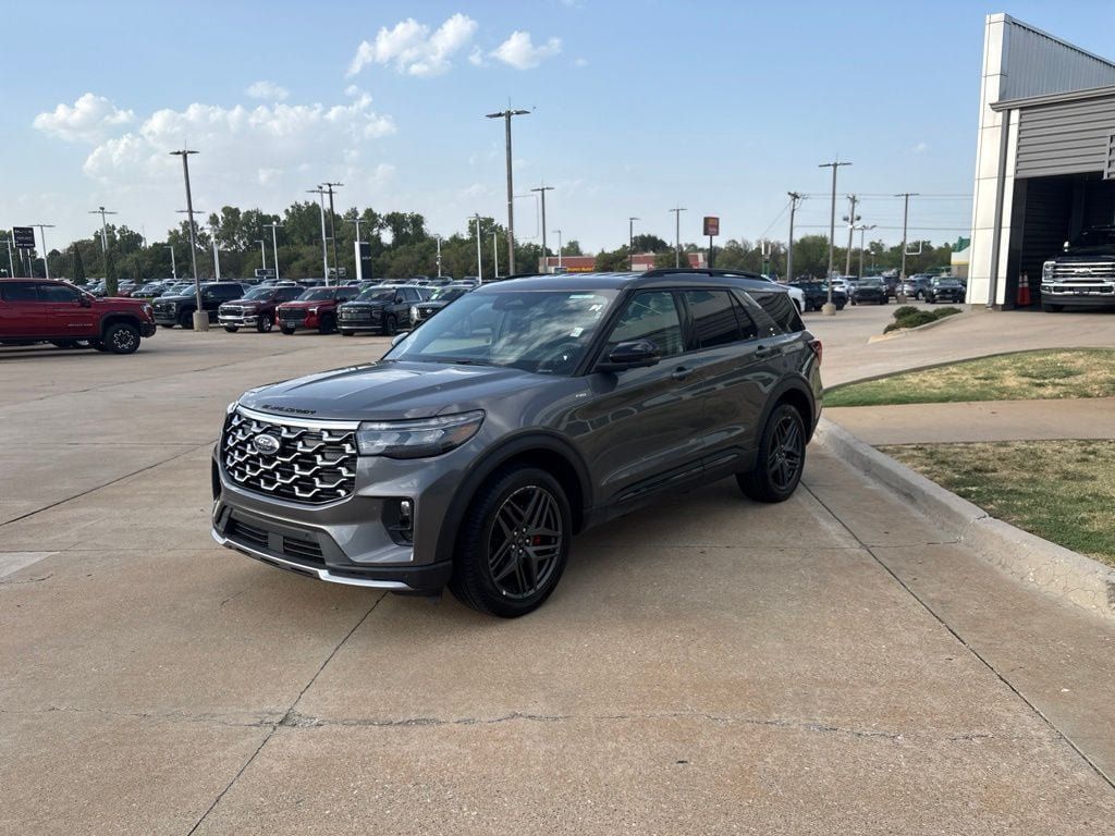 Used 2025 Ford Explorer ST-Line w/ ST-Line Street Pack AWD/4WD image 11