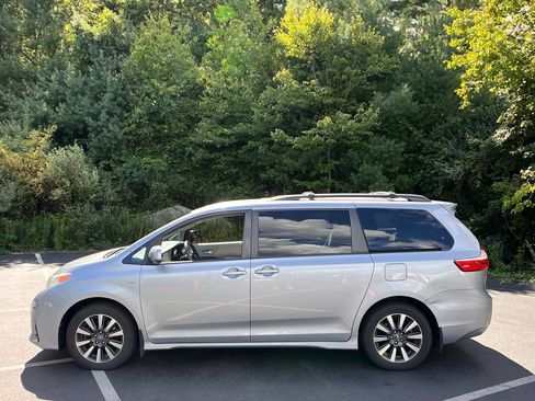 Used 2018 Toyota Sienna LE AWD/4WD image 2