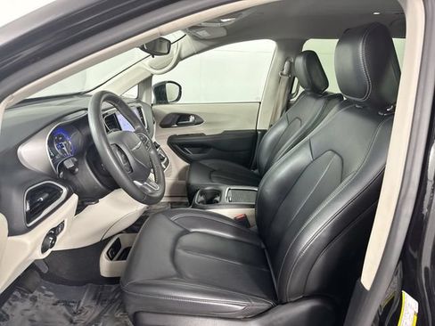 Used 2024 Chrysler Pacifica Touring-L FWD image 4