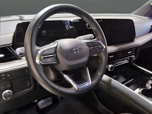 Used 2025 Chevrolet Suburban Z71 image 16