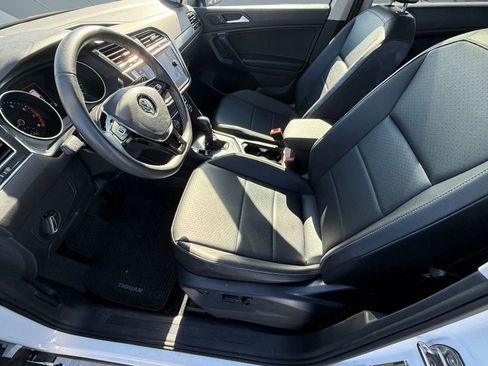 Used 2021 Volkswagen Tiguan SE w/ Panoramic Sunroof Package image 4